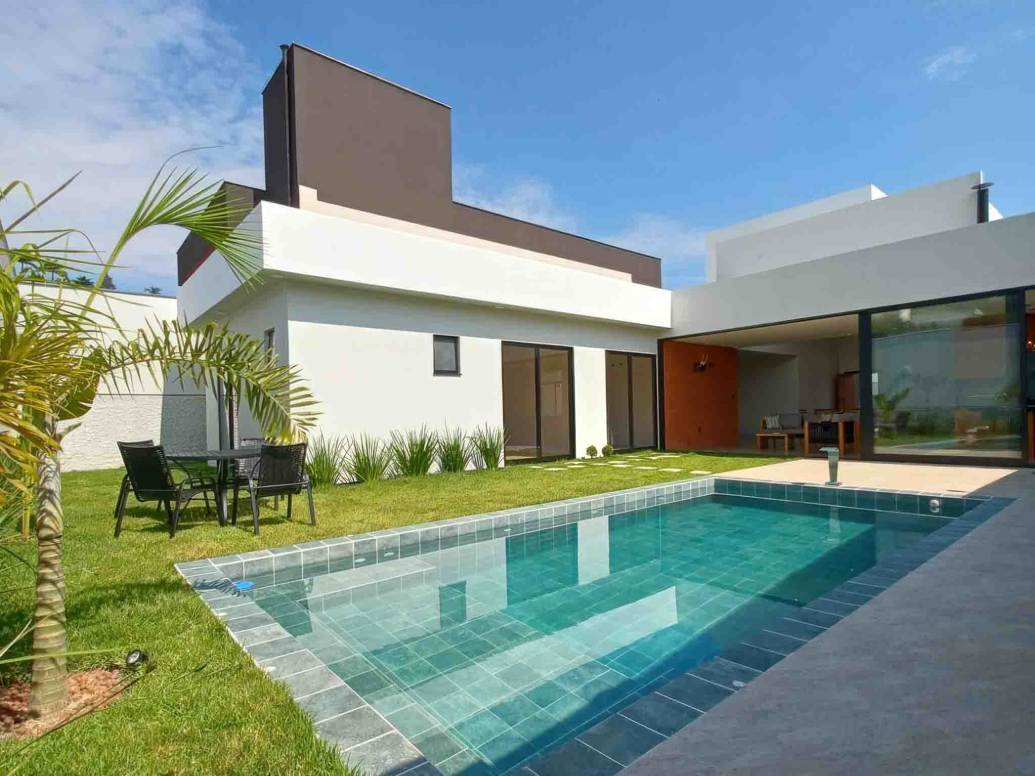 Casa moderna com piscina em Juiz de Fora - Imóvel à venda com área de lazer, gramado e design contemporâneo - Cidinha Mattos Corretora