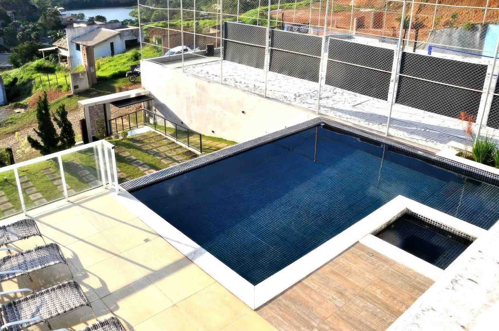 Área de lazer com piscina moderna em Juiz de Fora - Imóvel à venda com espaço privativo e vista panorâmica - Cidinha Mattos Corretora